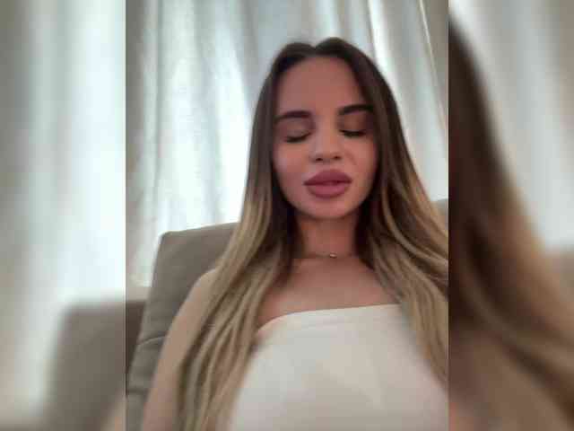 LedyMiya webcam