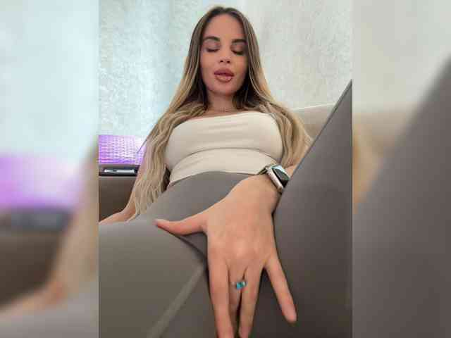 LedyMiya webcam