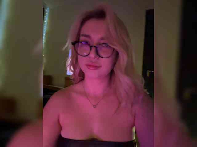 BadBlondi webcam