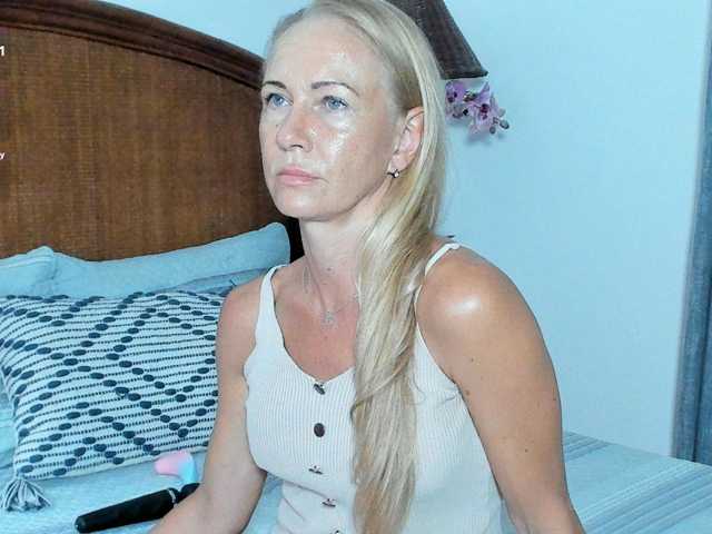 Christine_40 live cam preview