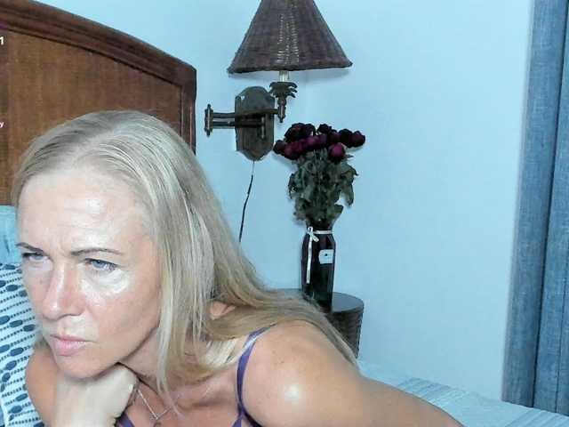 Christine_40 live cam preview