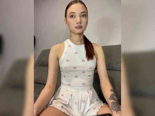 Alice__Foxx webcam