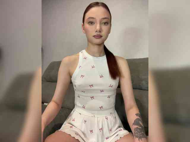 Alice__Foxx webcam