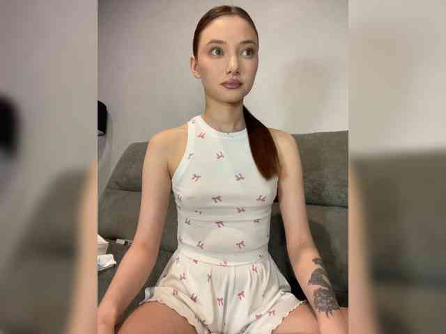 Alice__Foxx webcam
