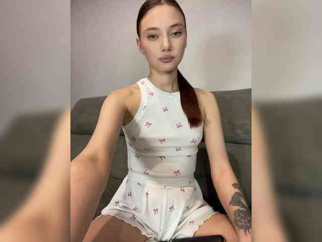 Alice__Foxx webcam
