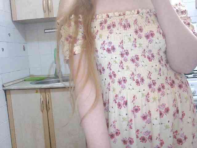 Model ini sedang live sekarang. Sweety-Katie