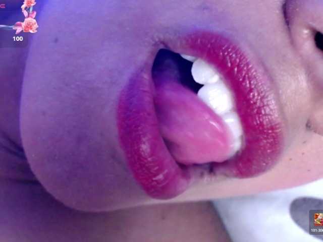 ninatinydoll live cam on BongaCams