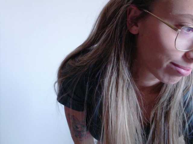 DiddySweet1 live cam on BongaCams