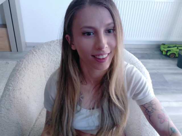 le modèle Deidi_sweet est en webcam porno dans un show sur le site bongacams, il possède les tags suivants: White/Caucasian,Blonde,Shaved