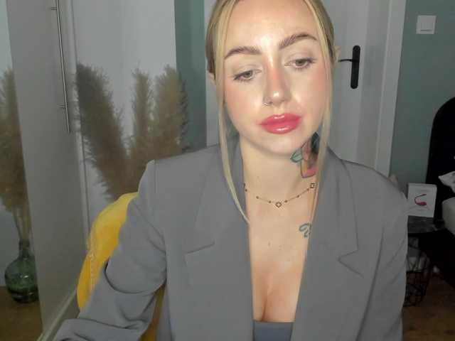 SEXYcoralie live cam on BongaCams