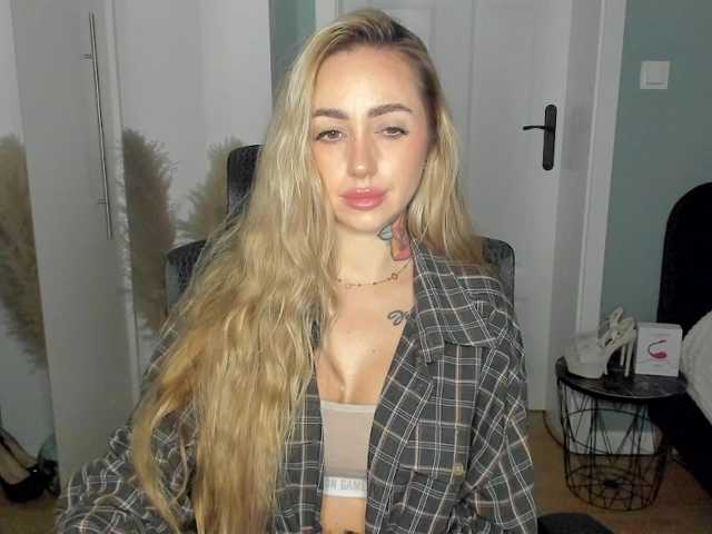 SEXYcoralie live cam on BongaCams