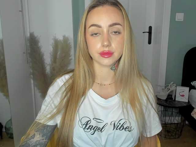 SEXYcoralie live cam on BongaCams