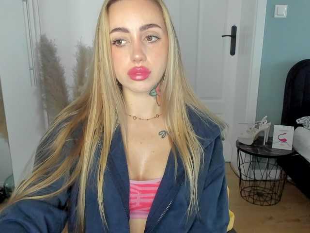 SEXYcoralie live cam on BongaCams