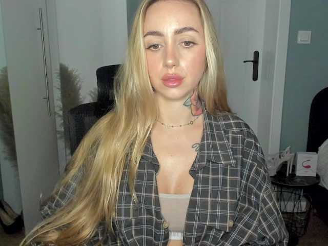 SEXYcoralie live cam on BongaCams