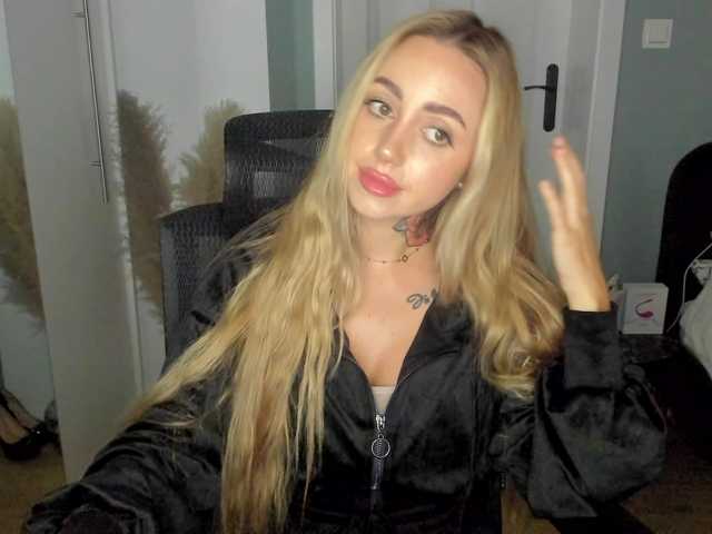 SEXYcoralie live cam on BongaCams