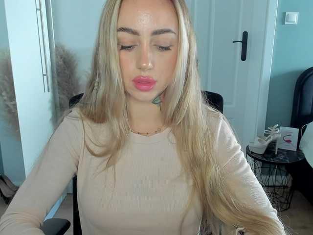 SEXYcoralie — live female cam