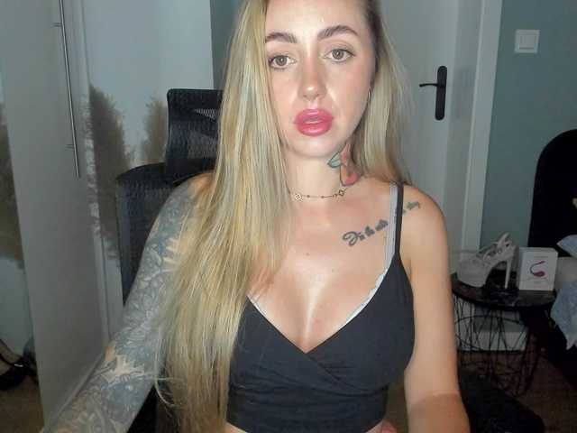 SEXYcoralie live cam on BongaCams