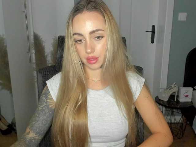 SEXYcoralie live cam on BongaCams