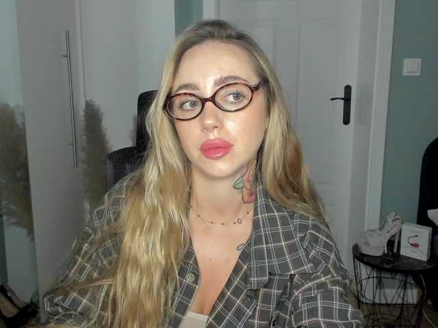 SEXYcoralie live cam on BongaCams