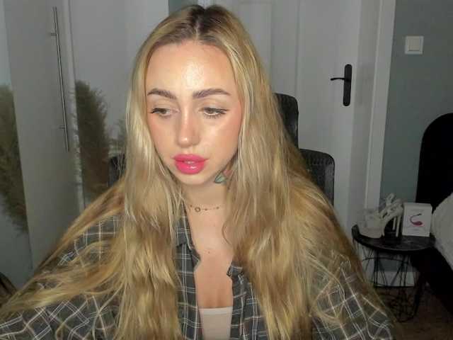 SEXYcoralie live cam on BongaCams