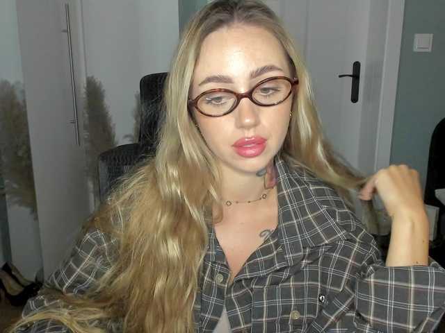 SEXYcoralie live cam on BongaCams