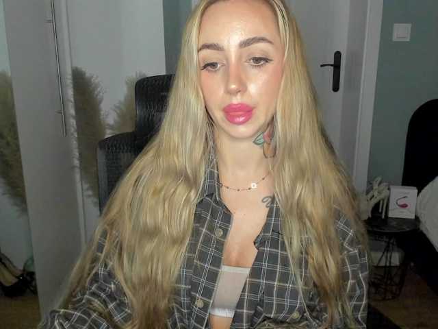 SEXYcoralie live cam on BongaCams