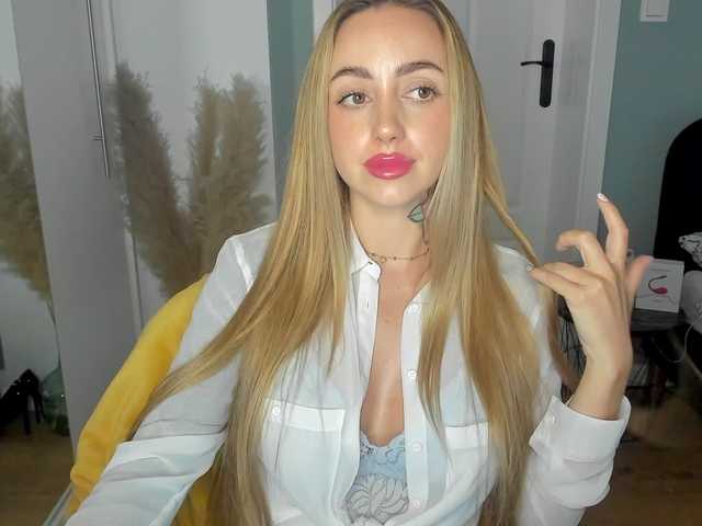 SEXYcoralie live cam on BongaCams
