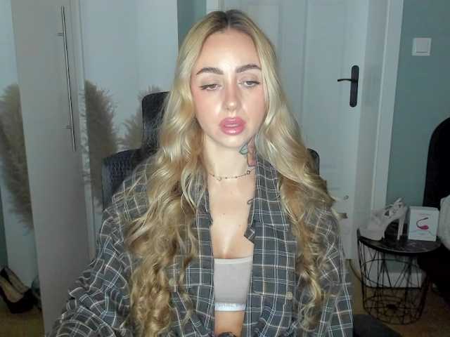 SEXYcoralie live cam on BongaCams