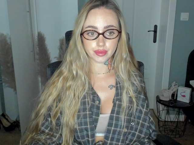 SEXYcoralie live cam on BongaCams