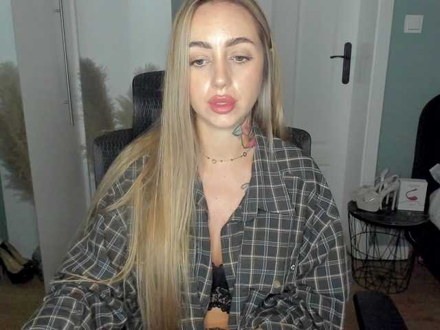 SEXYcoralie live cam on BongaCams
