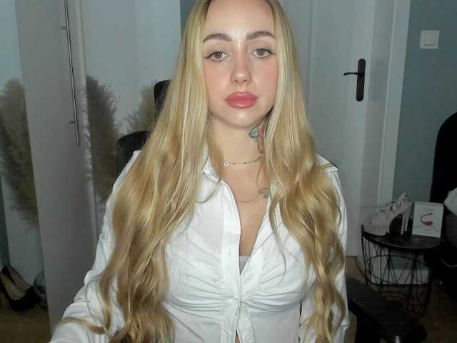 SEXYcoralie live cam on BongaCams