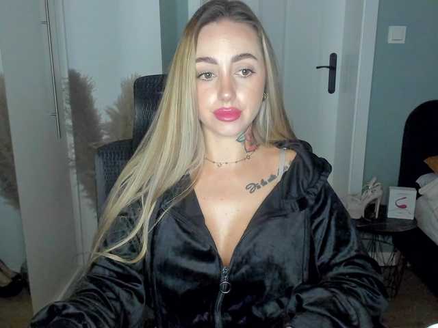 SEXYcoralie live cam on BongaCams