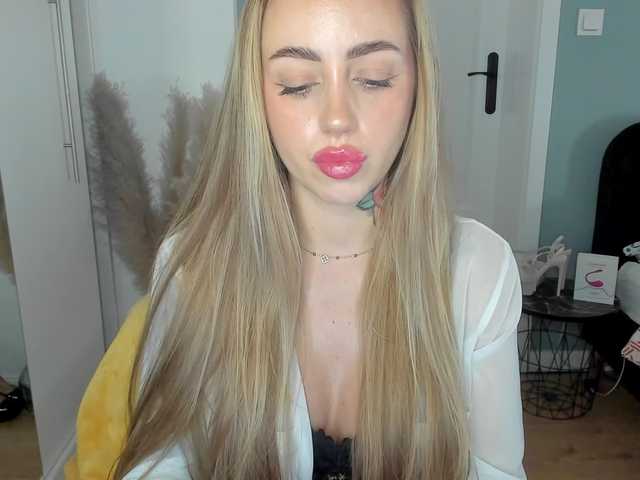 SEXYcoralie live cam on BongaCams