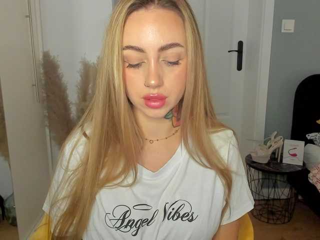 SEXYcoralie live cam on BongaCams
