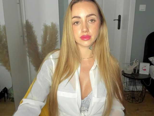 SEXYcoralie live cam on BongaCams