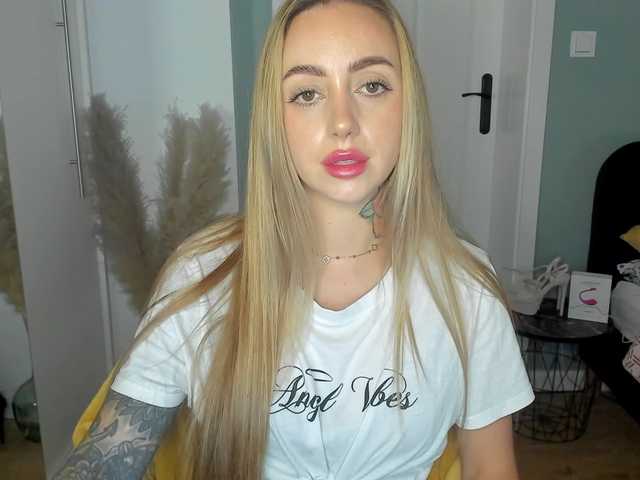 SEXYcoralie live cam on BongaCams