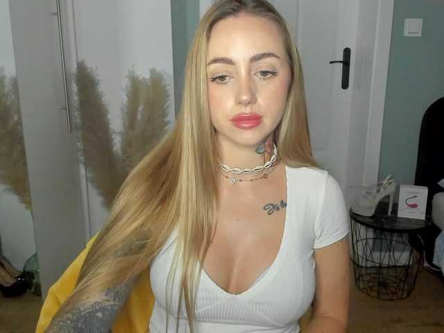 SEXYcoralie live cam on BongaCams