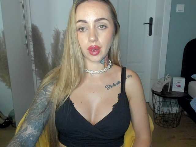 SEXYcoralie live cam on BongaCams