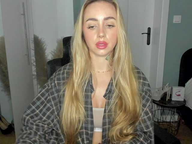 SEXYcoralie live cam on BongaCams