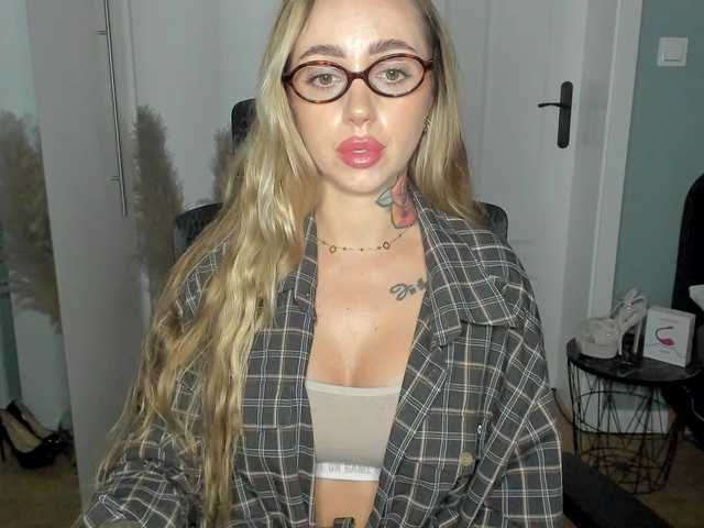 SEXYcoralie live cam on BongaCams