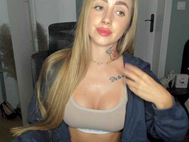 SEXYcoralie live cam on BongaCams