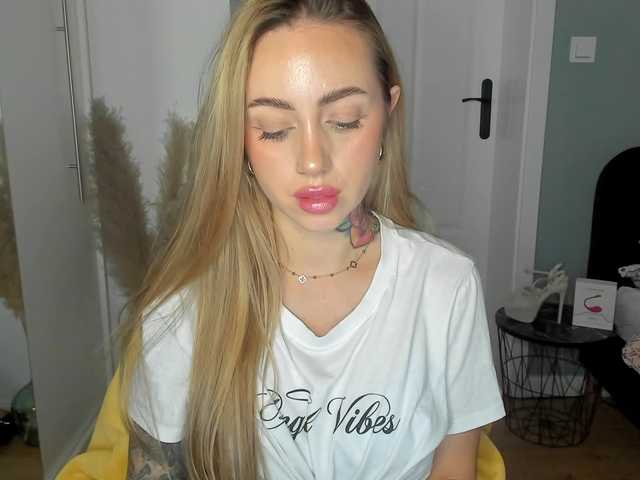 SEXYcoralie live cam on BongaCams