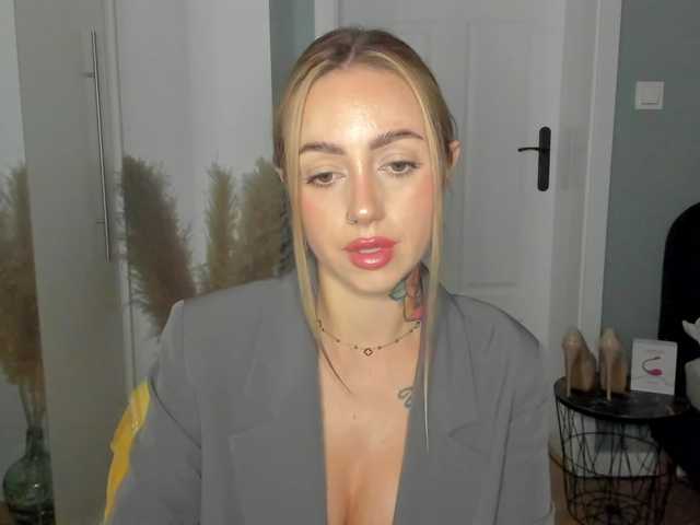 SEXYcoralie live cam on BongaCams