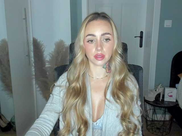 SEXYcoralie live cam on BongaCams