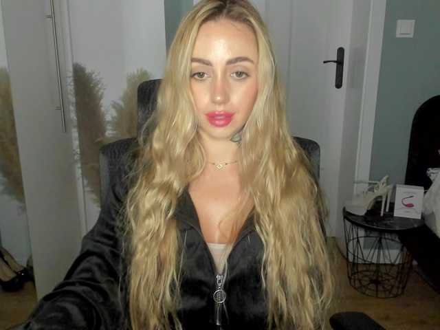 SEXYcoralie live cam on BongaCams