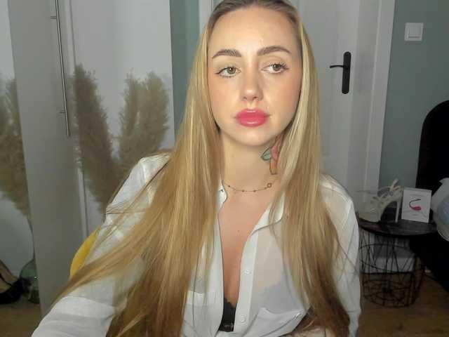 SEXYcoralie live cam on BongaCams