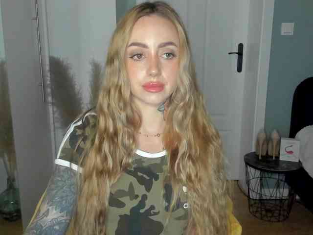 Model: SEXYcoralie