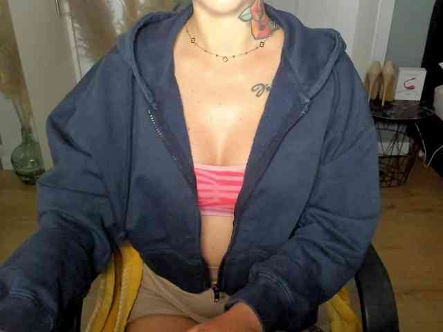 SEXYcoralie webcam
