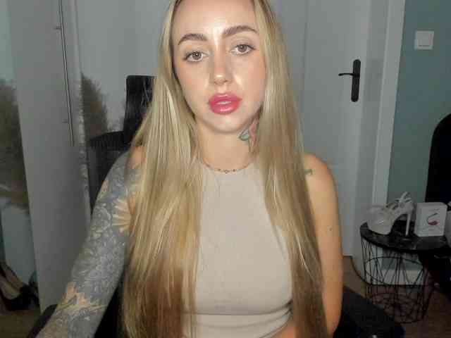 Model: SEXYcoralie