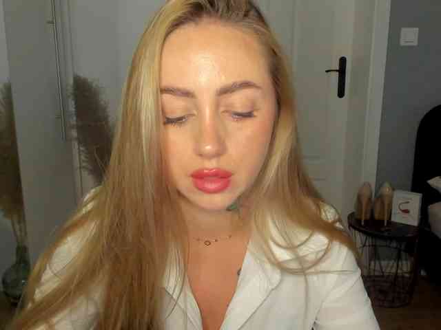 Model: SEXYcoralie